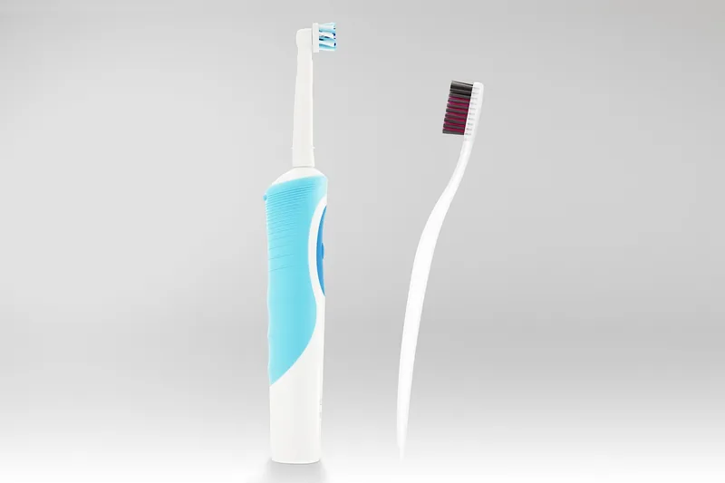 Eine moderne elektrische Zahnbürste in minimalistischem Design, stehend und bereit zur Nutzung.