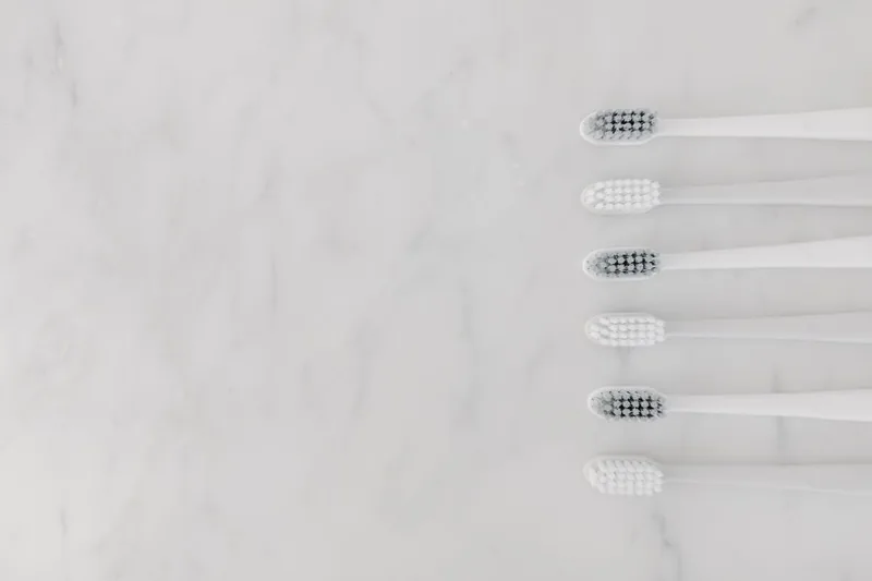 Nahaufnahme eines innovativen Bürstenkopfes einer elektrischen Zahnbürste mit strukturierten Borsten.