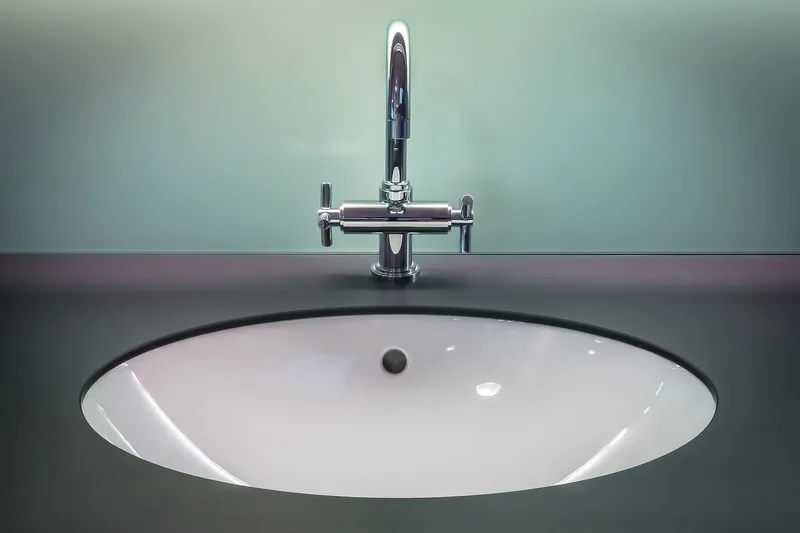 Ein blitzsauberes Badezimmerwaschbecken, symbolisch für die erfolgreiche Abflussreinigung mit einem Pömpel.