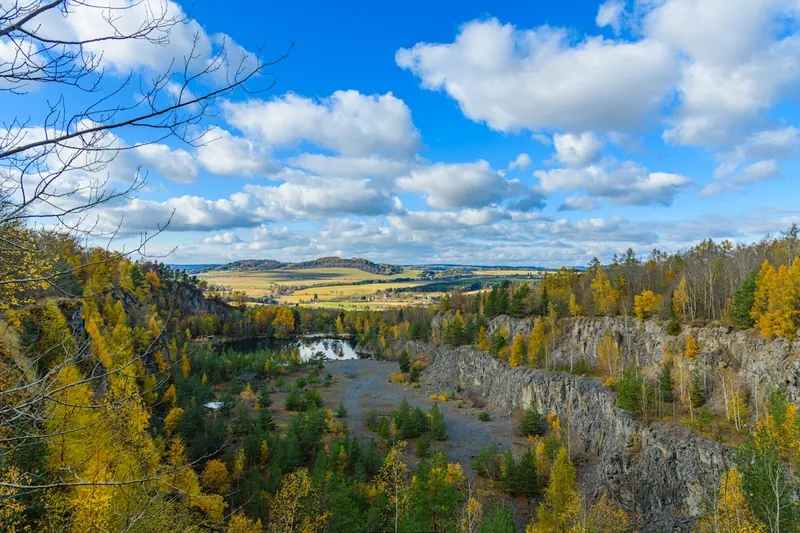 Eine farbintensive Naturlandschaft mit tiefblauem Himmel und klarem Wasser, demonstrierend den Effekt eines Polarisationsfilters.