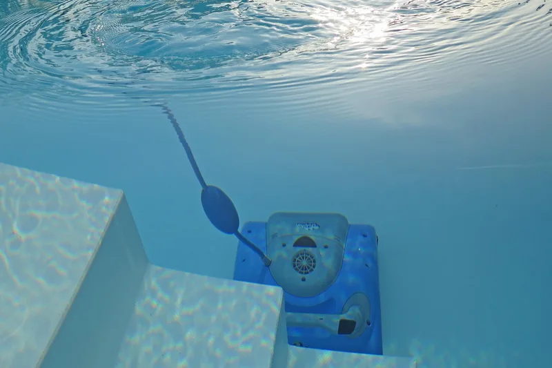 Foto eines modernen Poolsaugers in klarem Weiß, isoliert auf neutralem Hintergrund.