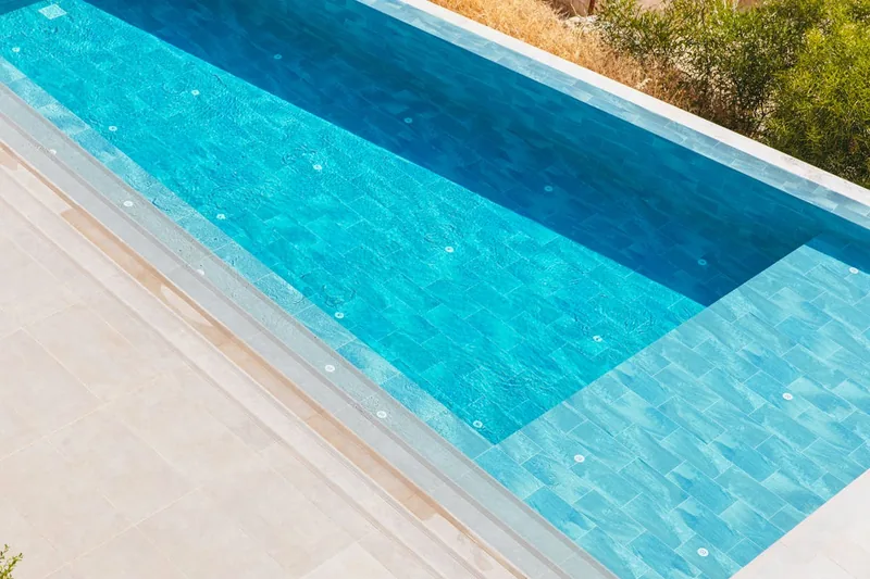 Idyllische Szene eines sauberen Pools im Garten, bereit für Sommeraktivitäten.
