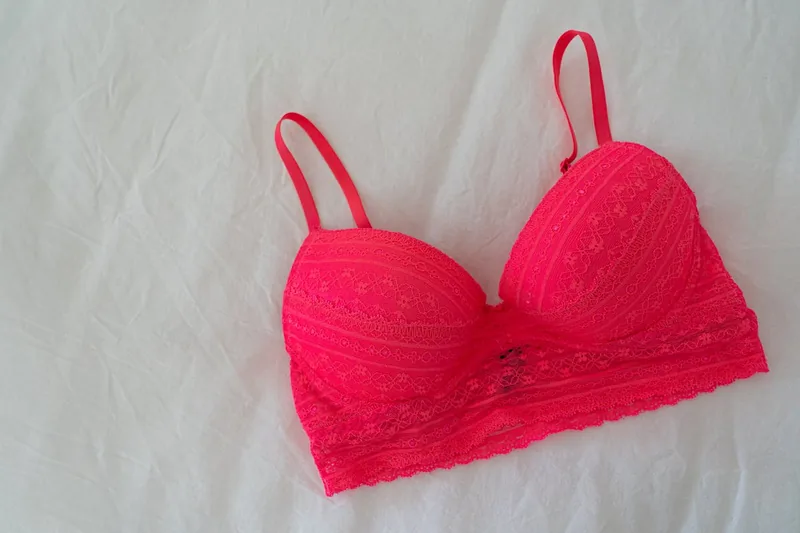 Ein eleganter Push Up BH aus Spitze auf neutralem Hintergrund, bereit zum Styling.