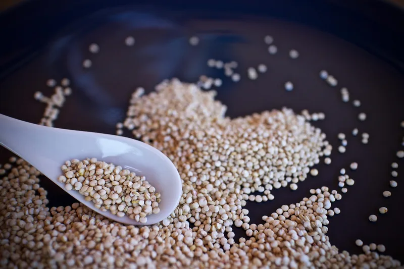 Nahaufnahme von ungekochtem Quinoa, einem gesunden Lebensmittel in Bio-Qualität für Ihre Küche.