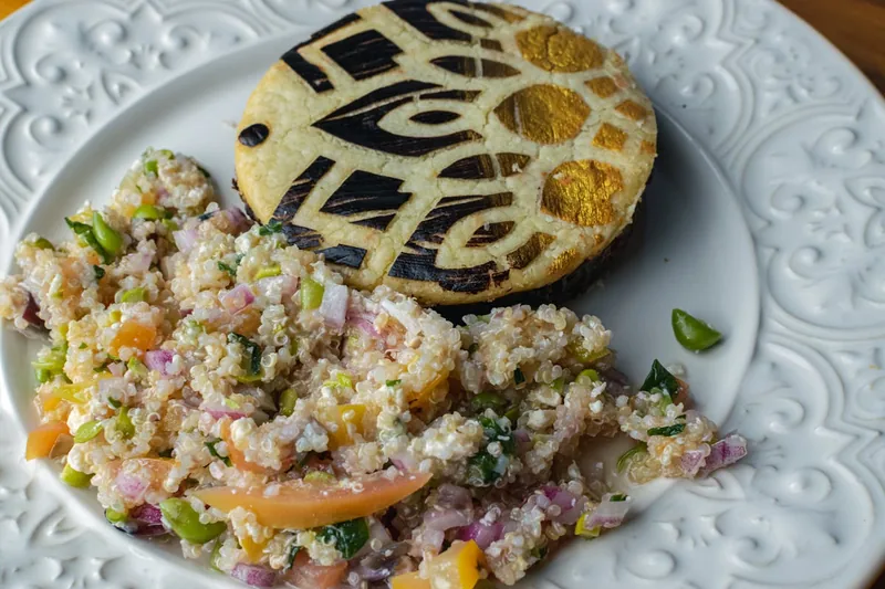 Detailaufnahme von gekochtem Quinoa, die feine Textur und Körnung der einzelnen Samen zeigt.