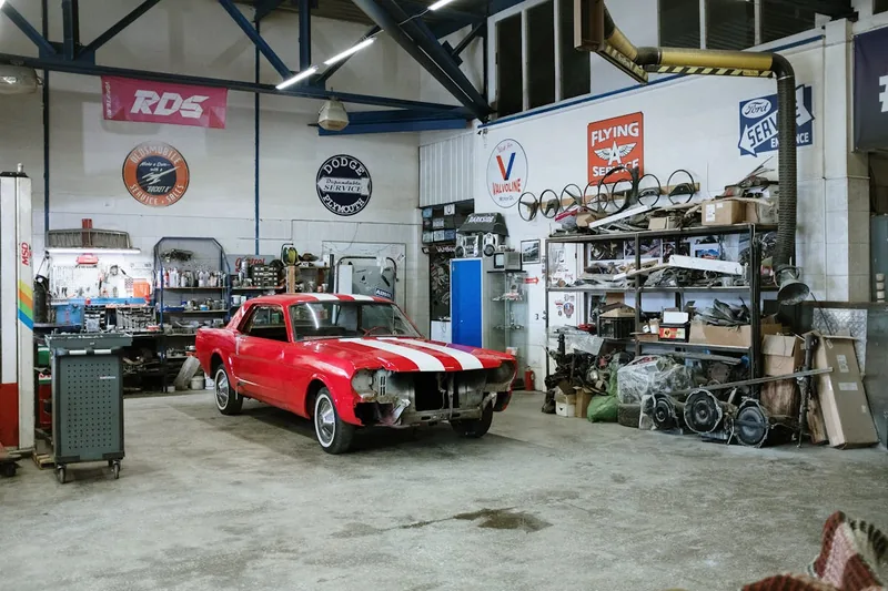 Ein fertig montiertes Rad an einem Auto in einer Werkstatt-Umgebung, das den erfolgreichen Einsatz eines Radkreuzes impliziert.