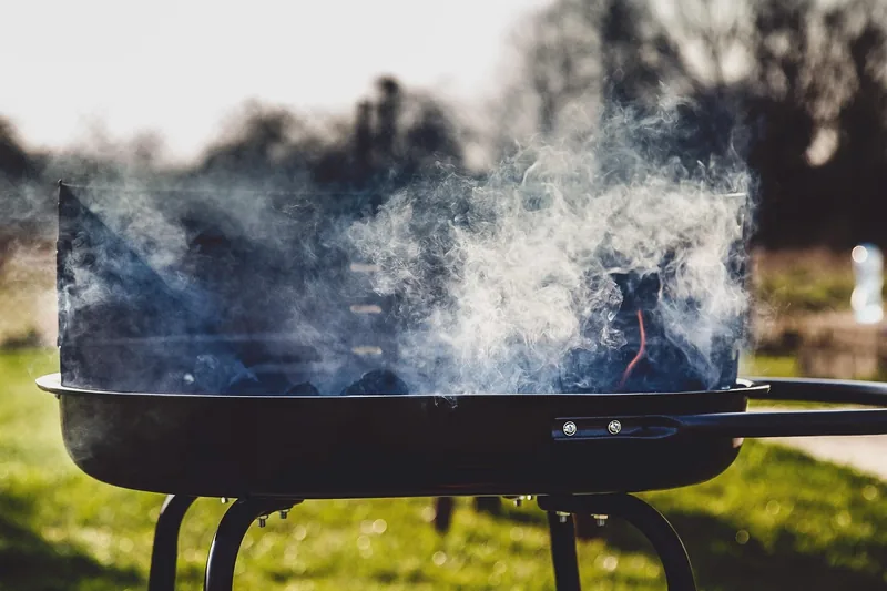 Appetitlich angerichtetes Räuchergut auf einem Tisch im Garten, bereit zum Genießen.