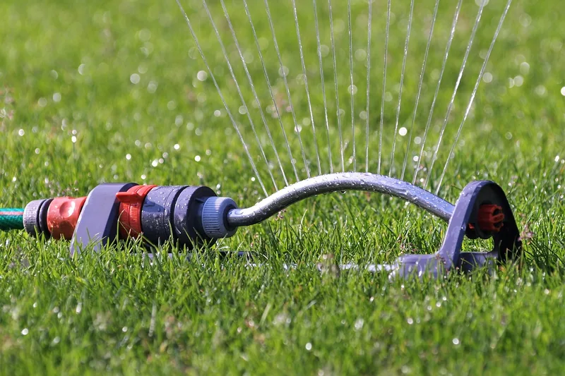 Hochwertiger Viereckregner Rasensprenger im Detail, perfekt für die effiziente Gartenbewässerung Ihres Rasens.
