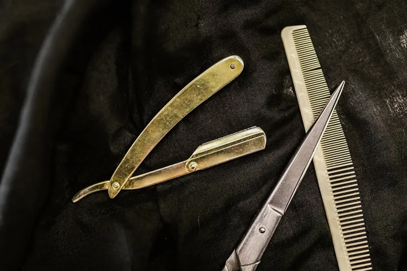 Detailaufnahme der scharfen Klinge und des sorgfältig verarbeiteten Griffs eines Rasiermessers.