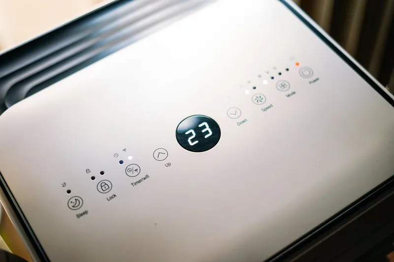 Nahaufnahme der Sensoren und des Gehäuses eines intelligenten Raumthermostats