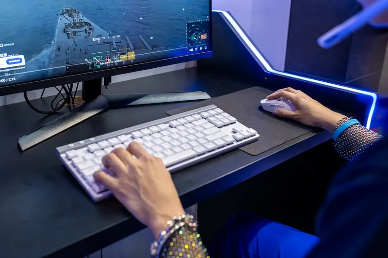 Nahaufnahme einer Hand, die eine ergonomische Gaming-Maus auf einem Mauspad präzise führt.