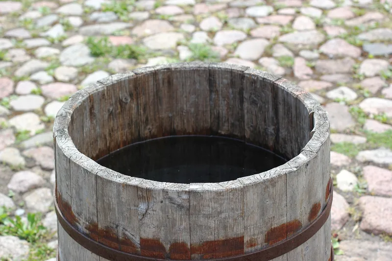 Nahaufnahme der strukturierten Oberfläche einer 300-Liter-Regentonne, die Robustheit und Materialqualität zeigt.