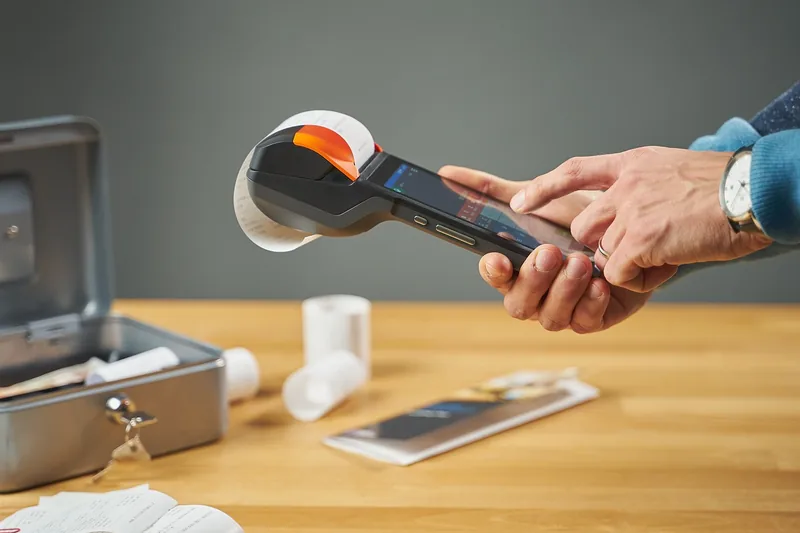 Hochmoderne elektronische Registrierkasse, klar und sauber im Vordergrund präsentiert.