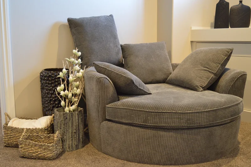 Ein eleganter Relaxsessel im modernen Design auf neutralem Hintergrund, bereit für pure Entspannung.