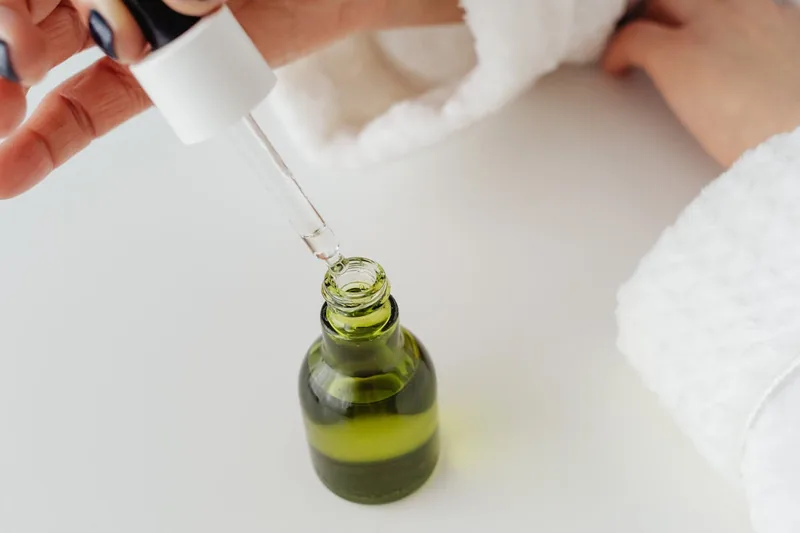Ein elegantes Retinol-Serum Fläschchen auf hellem Hintergrund, Fokus auf das Produkt.