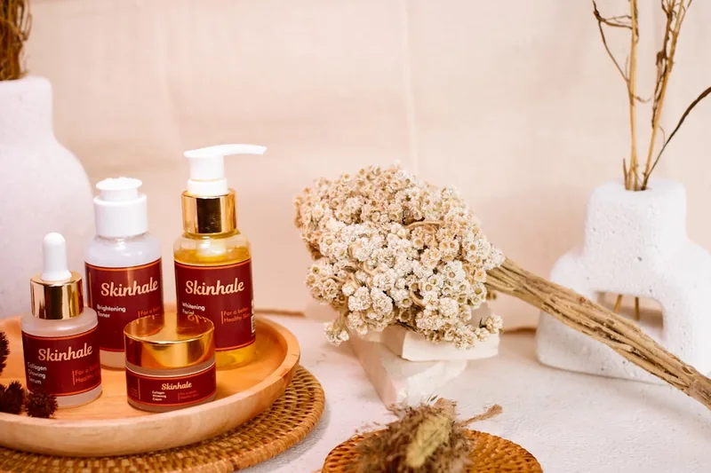 Strahlende, gesunde Haut mit einem jugendlichen Glanz, der durch Retinol-Serum entsteht.
