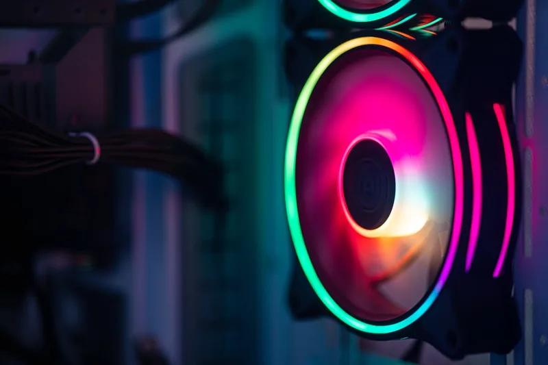 Ein einzelner, moderner RGB-Lüfter mit beleuchteten LED-Ringen, freigestellt auf weißem Hintergrund.