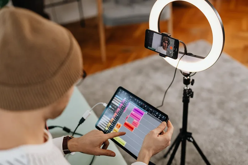Ein modernes LED-Ringlicht mit Stativ auf einem neutralen Hintergrund, bereit für den Einsatz.