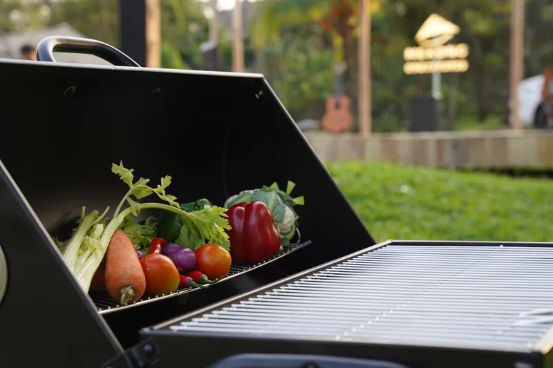 Eine entspannte Gartenparty mit Freunden und Familie, im Hintergrund ein Grillabend.
