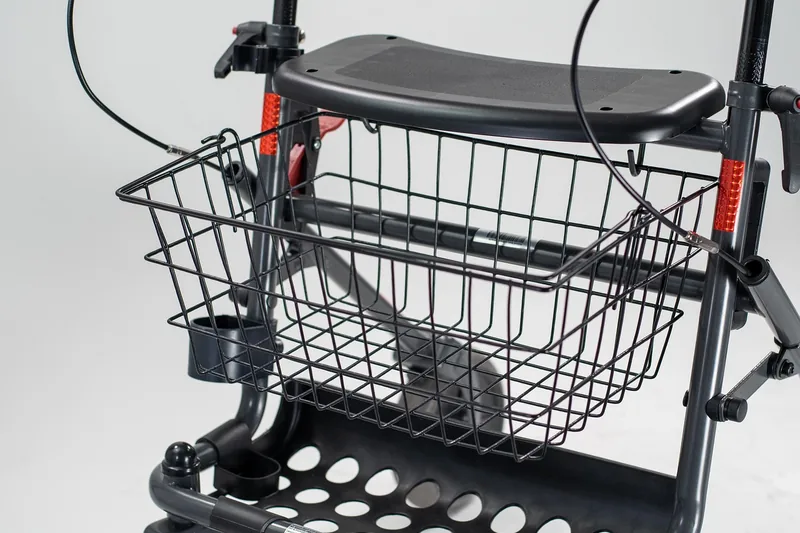 Detailaufnahme des ergonomischen Griffs eines Rollators mit integrierter Bremsfunktion für Sicherheit.