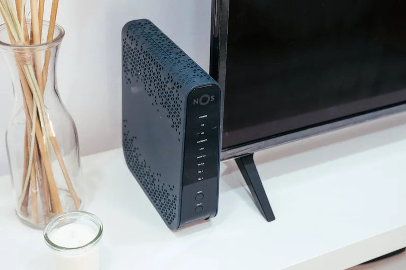 Moderner WLAN-Router, zentral platziert, bereit für schnelles Internet im Smart Home.