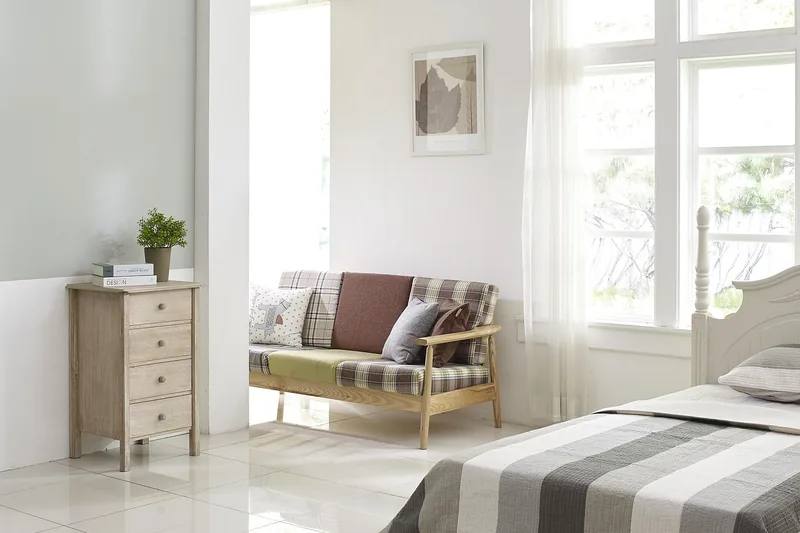 Gemütliches Wohnzimmer mit smarten Geräten, die vom Router mit schnellem Internet versorgt werden.