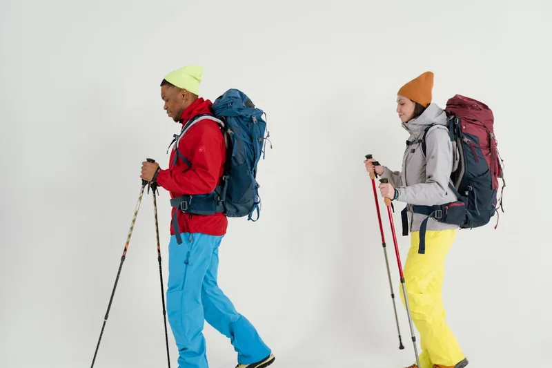 Ein freigestellter Wanderrucksack mit 25-30 Litern Volumen, bereit für das nächste Abenteuer.