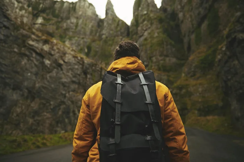 Detailaufnahme der ergonomisch geformten Schultergurte und Rückenpolsterung eines 35-Liter-Rucksacks.