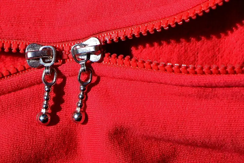 Detailaufnahme des robusten Materials und der hochwertigen Reißverschlüsse eines Damen Rucksacks.