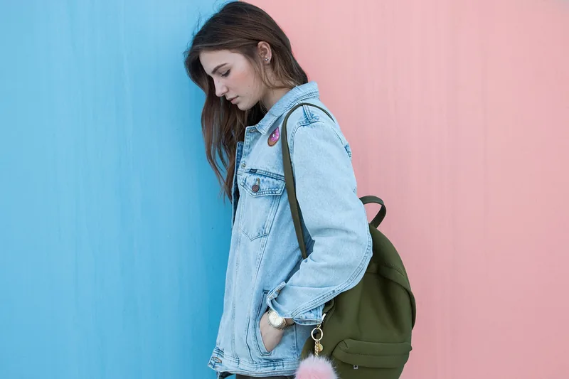 Junge Frau trägt ihren stilvollen Damen Rucksack im urbanen Alltag, praktisch und bequem.