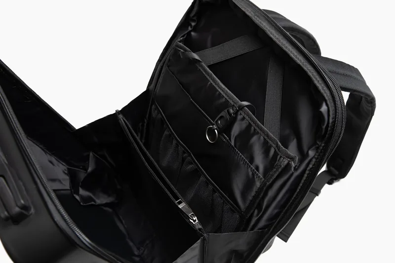 Hochwertiger Herren Rucksack, professionelles Design, isoliert auf neutralem Hintergrund.