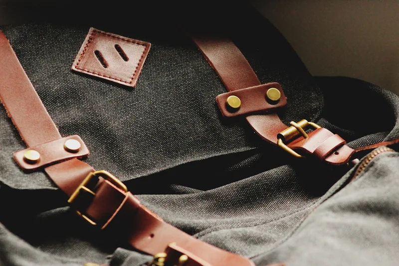 Detailaufnahme des gepolsterten Tragegurts eines Herren Rucksacks mit atmungsaktivem Material.
