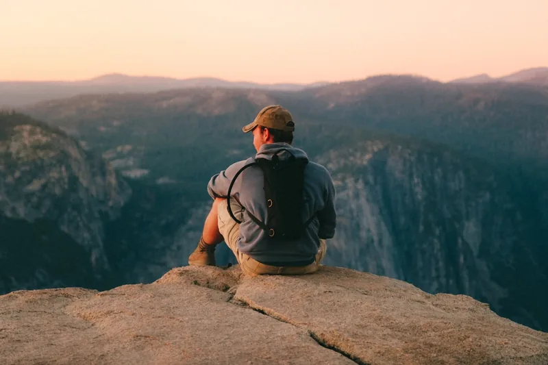 Atemberaubende Berglandschaft mit Wanderwegen, bereit für Outdoor-Abenteuer mit passendem Rucksack.