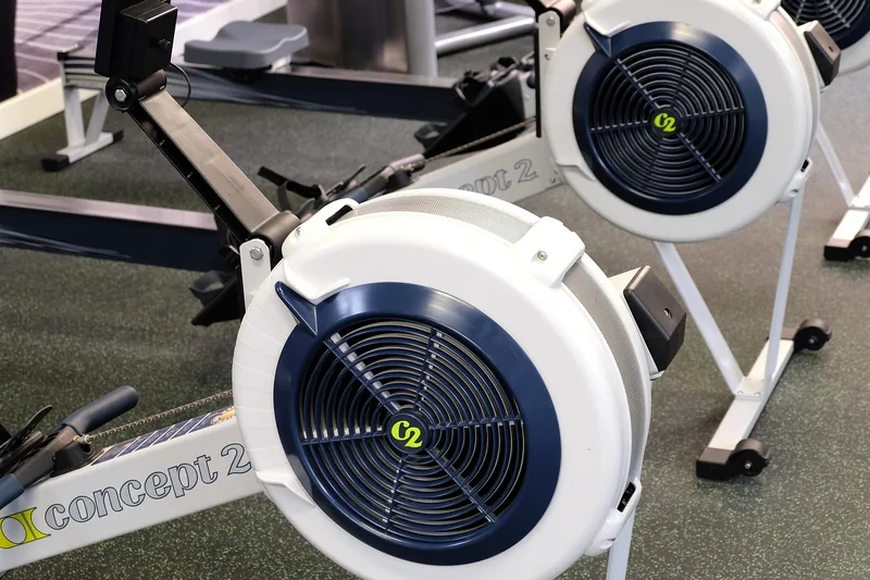 Moderne Home-Gym-Umgebung mit Fokus auf Fitnessziele