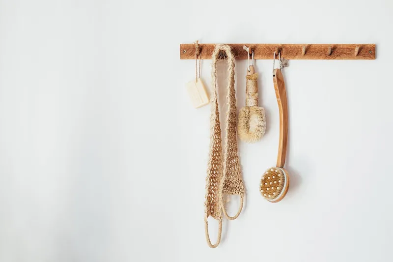 Produktfoto eines Rückenschrubbers mit langem Griff im Vordergrund.