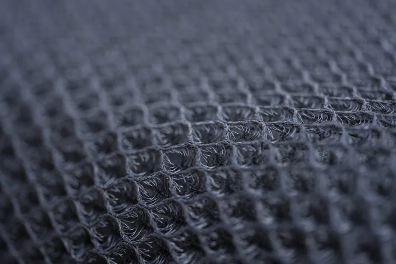 Detailansicht der atmungsaktiven Textur und stabilen Nähte eines Rückenstabilisators für optimalen Tragekomfort.