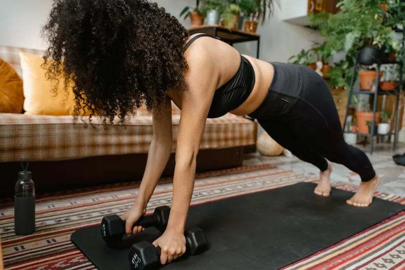 Ein aufgeräumtes Home-Gym mit verschiedenen Fitnessgeräten symbolisiert einen gesunden Lebensstil.