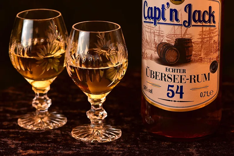 Hochwertige Flasche Rum als Produktfoto im Fokus