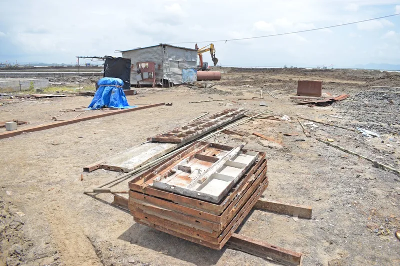 Eine Baustelle mit Schnittgut und Werkzeugen nach dem Einsatz der Säbelsäge zur Demontage.