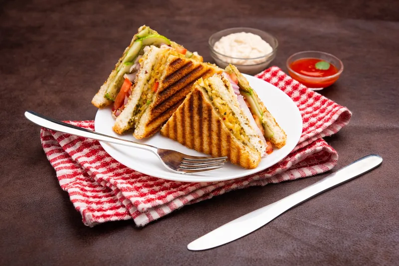 Eine ansprechende Küchenszene mit frisch zubereiteten, goldbraunen Sandwiches auf einem Teller.