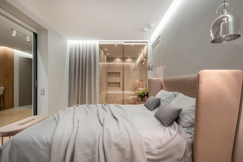 Ein stilvoll eingerichtetes Schlafzimmer mit ausgebreiteter Satin Bettwäsche, die Eleganz und Komfort ausstrahlt.