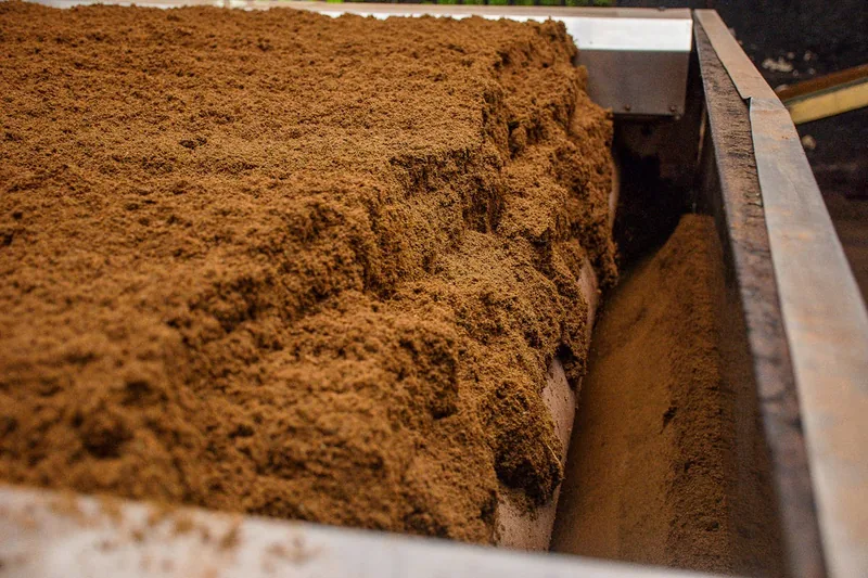 Nahaufnahme von Schafwolldünger Pellets, die natürliche Faserstruktur ist deutlich sichtbar. Detailansicht.