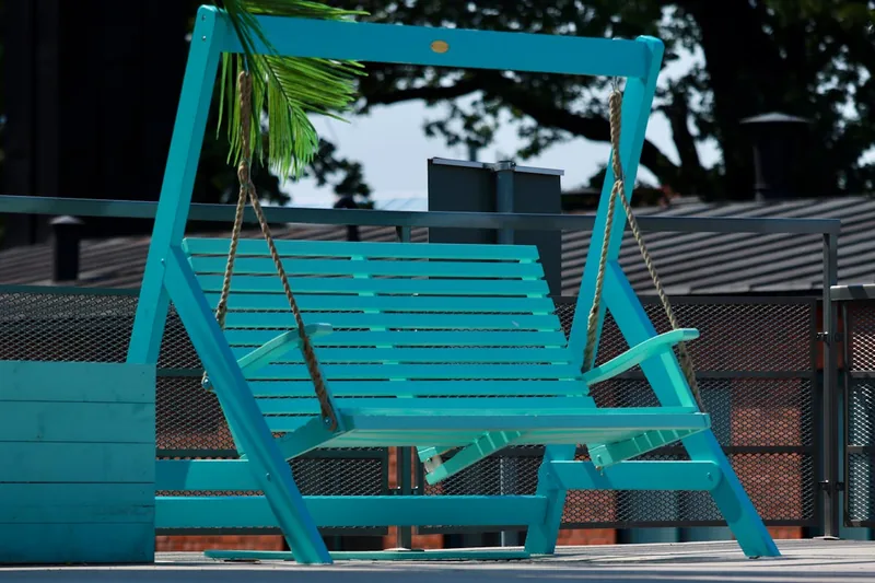 Detailaufnahme der stabilen Holzkonstruktion eines modernen Schaukelgestells mit Befestigungsmechanismus.