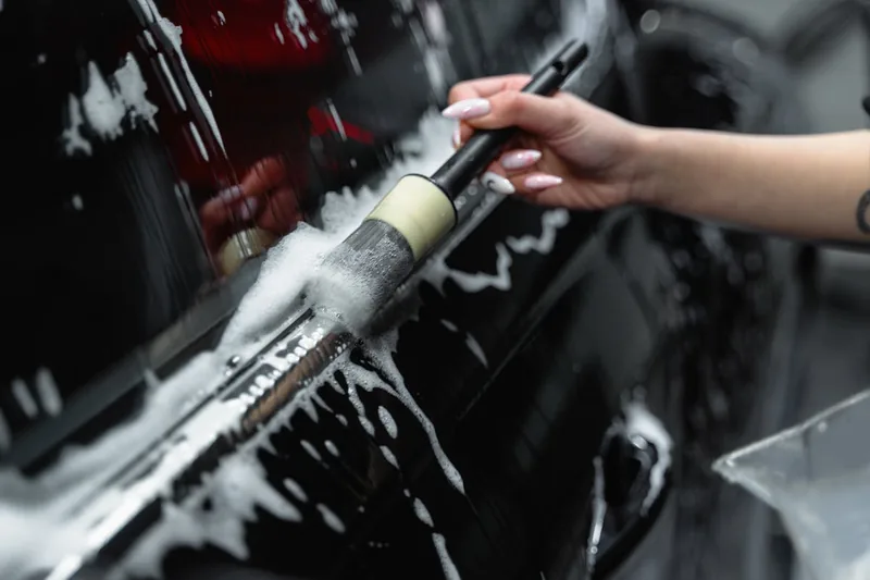 Nahaufnahme des Pumpmechanismus eines Schaumsprühers, detaillierte Verarbeitung.