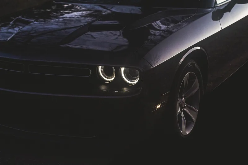 Klarer Scheinwerfer eines Autos bei Nacht für verbesserte Sicht und Fahrsicherheit.