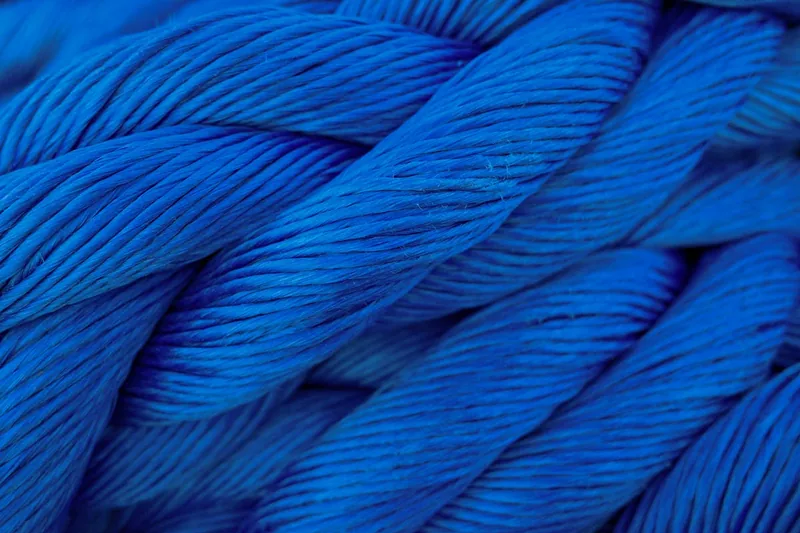 Nahaufnahme der geflochtenen Struktur eines robusten Schiffstaus aus synthetischem Material.