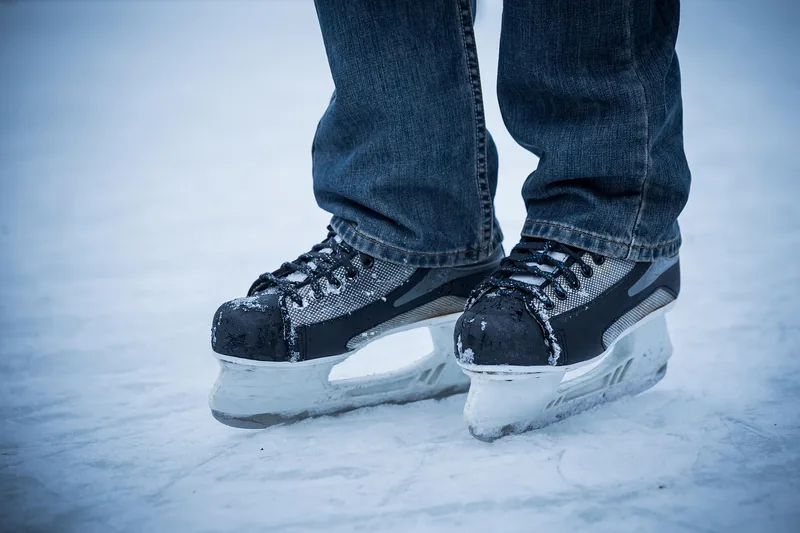 Ein Paar hochwertige Eiskunstlaufschlittschuhe von vorne, klar erkennbar, bereit für das Eis.
