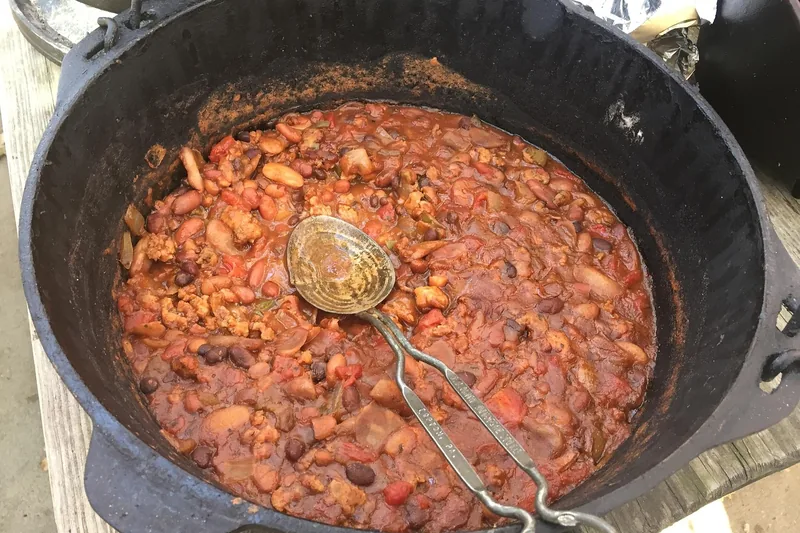 Nahaufnahme der robusten Innenbeschichtung einer Schmorpfanne, ideal für verschiedene Herdarten.