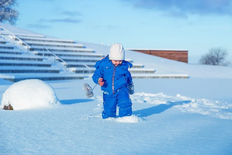Hochwertiger Kinder-Schneeanzug in leuchtender Farbe, klar sichtbar auf neutralem Hintergrund.