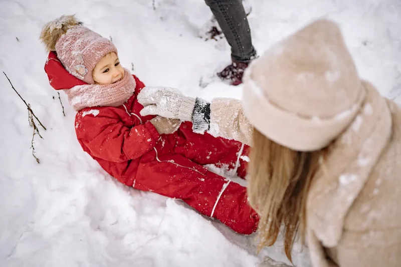 Nahaufnahme eines robusten Reißverschlusses und der wasserabweisenden Textur eines Kinder-Schneeanzugs.